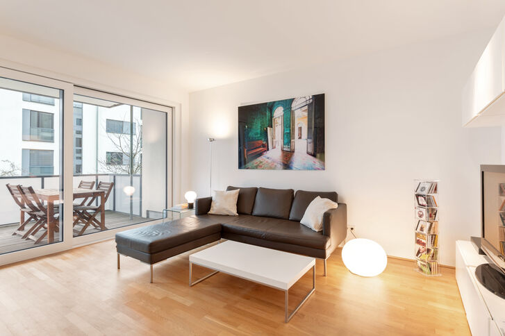 Wohnbereich mit Zugang zum Balkon