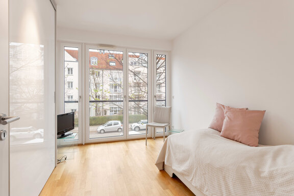 Guest room/study with built-in closet