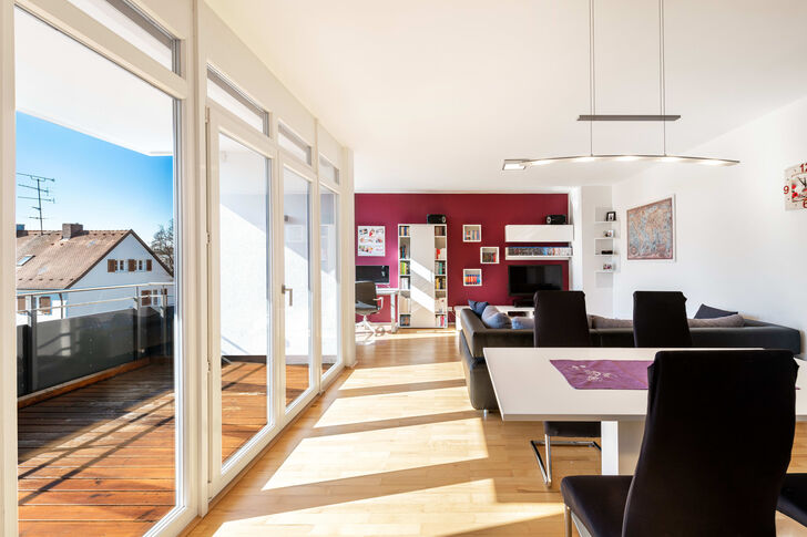 Wohn-/Esszimmer mit Balkon