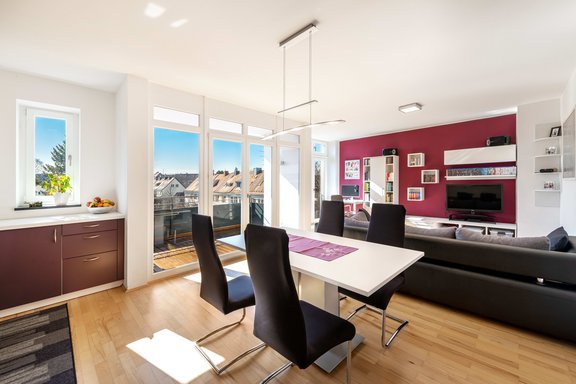 Lichterfüllt Wohnen und Essen