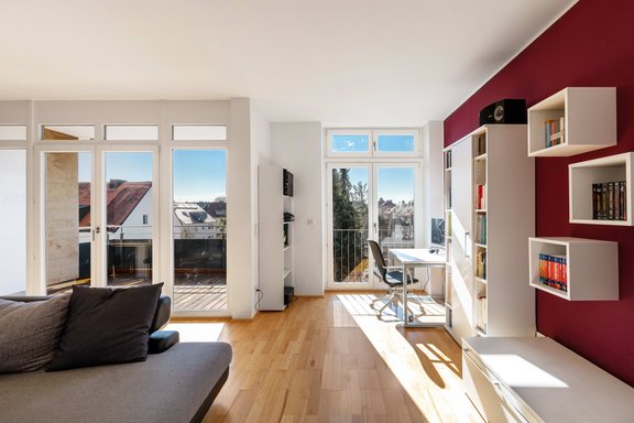 Arbeitsplatz vor dem Fenster