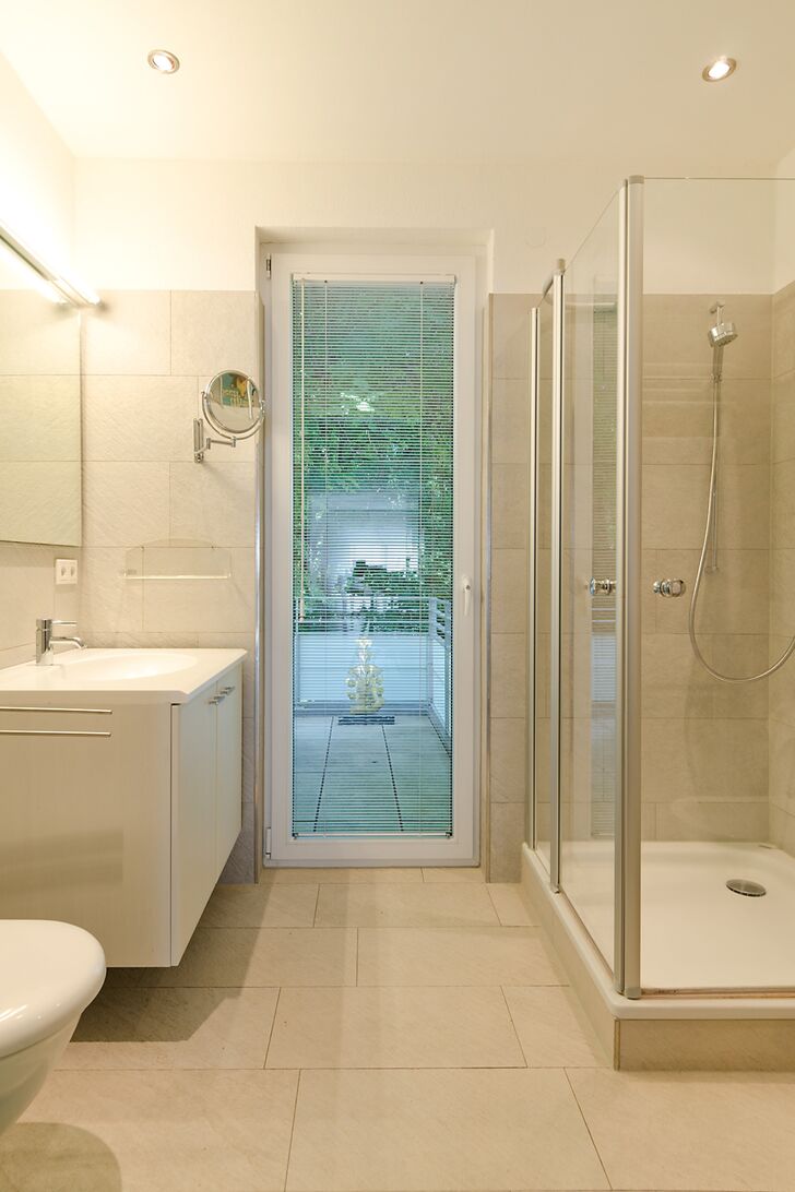 Gästebad mit Dusche und Terrassenzugang