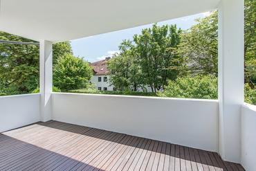 Modern, bright 4-room apartment with ideal floor plan and spacious south-facing loggia