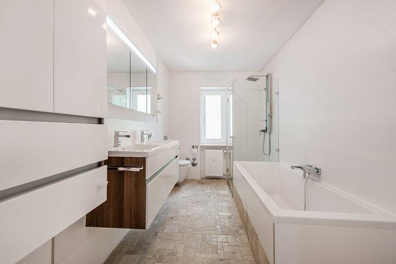 Badezimmer mit Wanne und Dusche