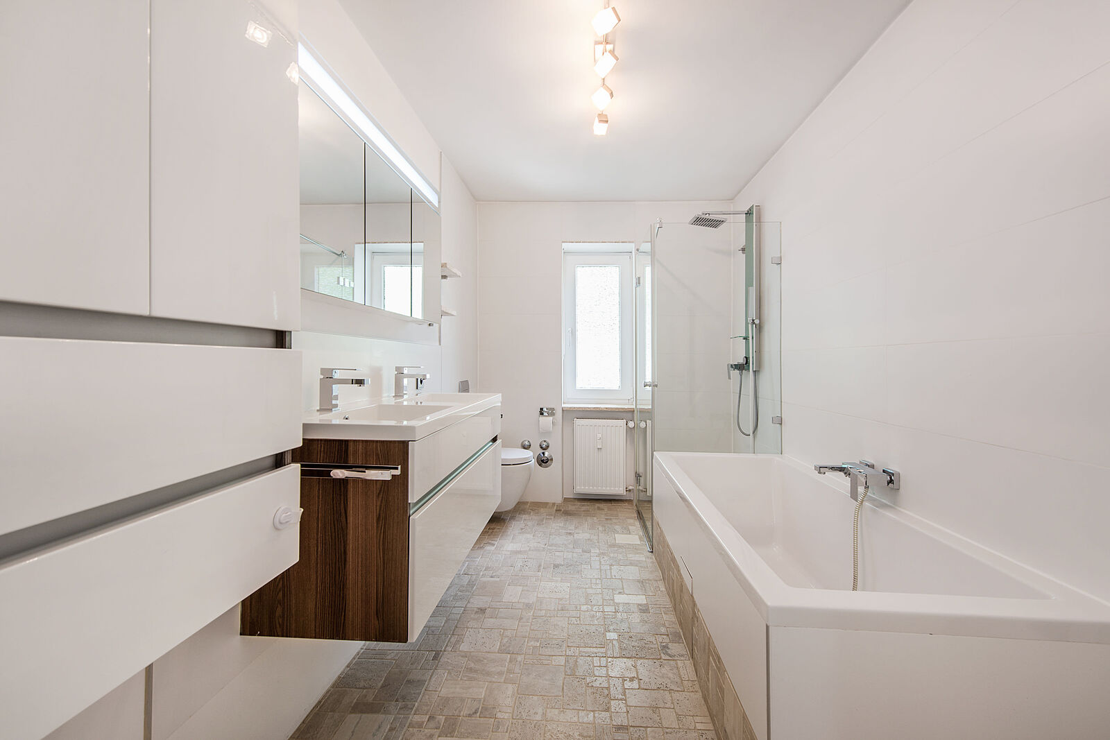Badezimmer mit Wanne und Dusche