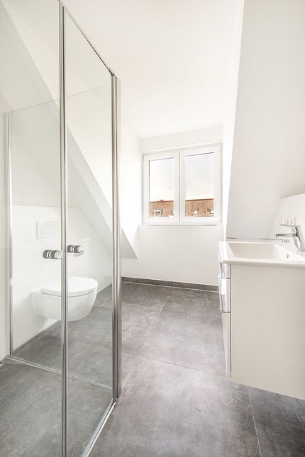 Zeitlos modernes Duschbad im Dachgeschoss