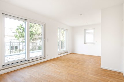 Ruhiges Schlafzimmer mit Zugang zum Balkon