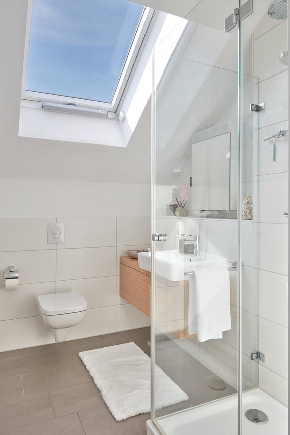 Helles, komfortables Duschbad