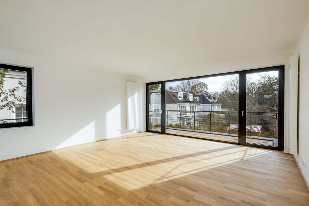Light-filled living/dining area