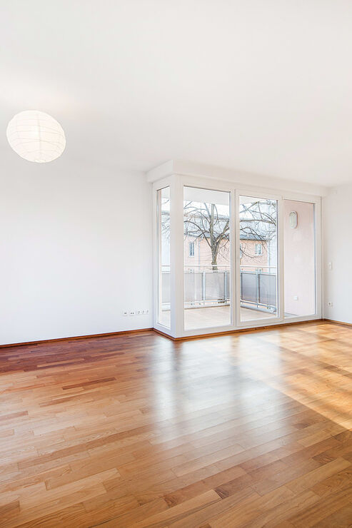 Wohnzimmer und angrenzendes Arbeitszimmer