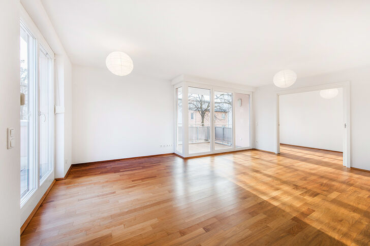 Wohnzimmer und angrenzendes Arbeitszimmer