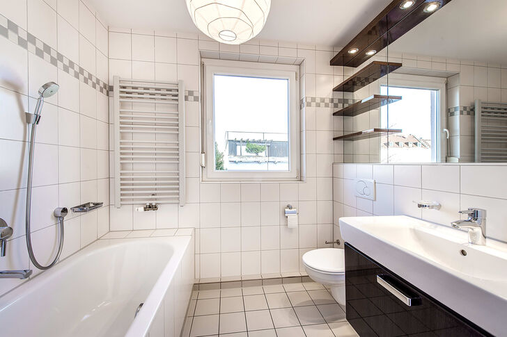 Badezimmer mit Fenster