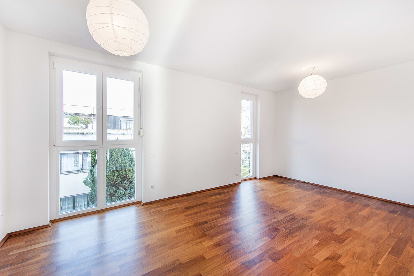 Schlafzimmer mit bodentiefen Fenstern