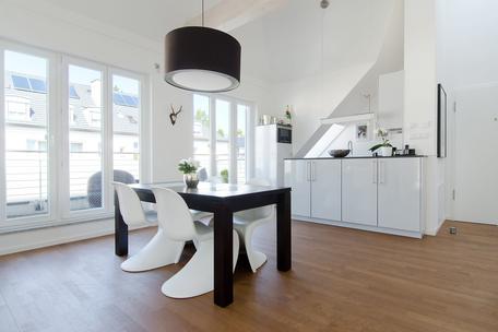 Moderne lichte 3-Zimmer-Dachstudio-Wohnung mit bester Ausstattung und zwei Terrassen