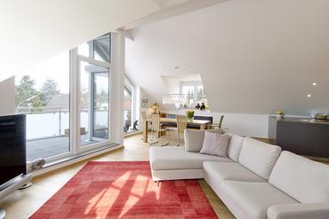 Moderne Lichterfüllte 2-Zimmer-Dachgeschosswohnung mit sonniger Westterrasse