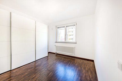 Helles Schlafzimmer mit Schrankeinbauten