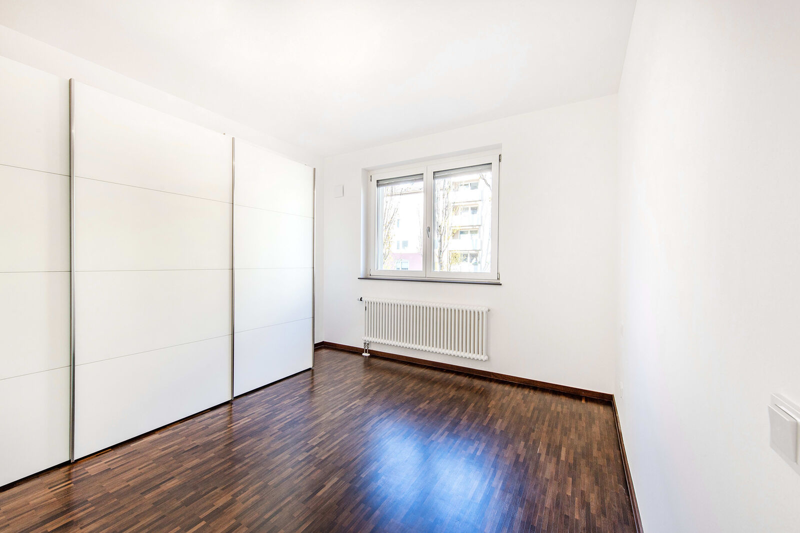 Helles Schlafzimmer mit Schrankeinbauten