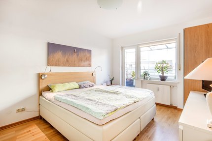 Schlafzimmer mit Balkonzugang
