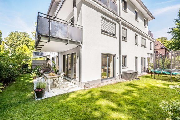 Grüner Garten und Terrasse