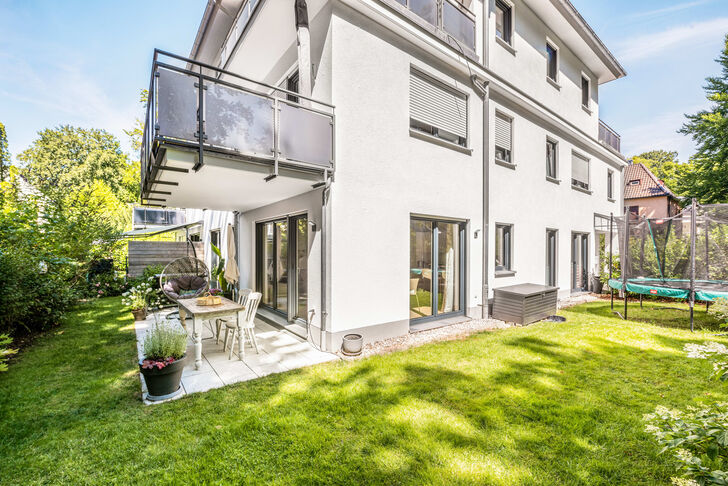 Grüner Garten und Terrasse