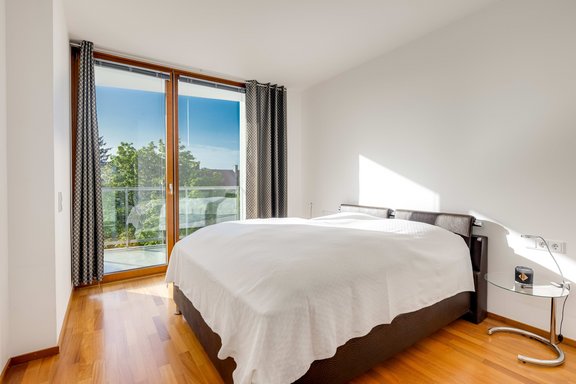 Ruhiges Schlafzimmer mit Blick