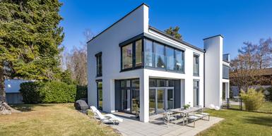 Moderne, lichterfüllte Haushälfte mit Sonnengarten