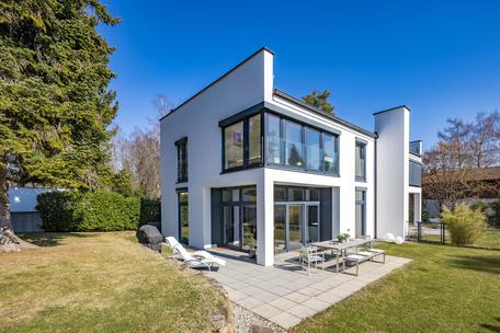 Moderne, lichterfüllte Haushälfte mit Sonnengarten