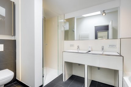 Bad mit Wanne und Dusche