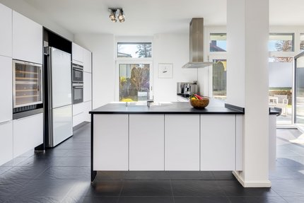 Puristisch gestaltete Küche