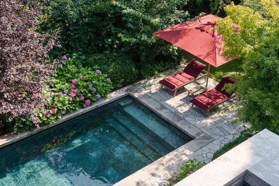 Relaxen am Naturstein-Pool