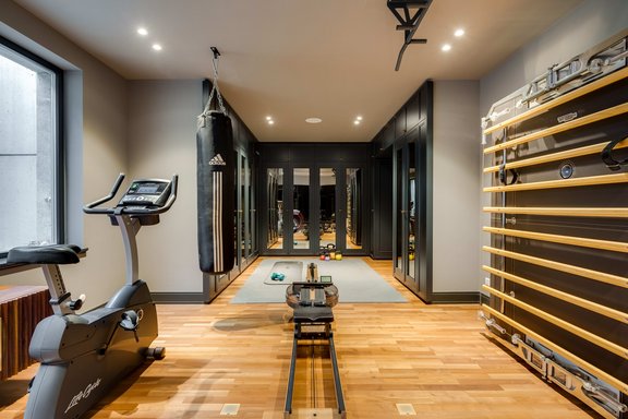 Geräumiger, heller Fitnessbereich