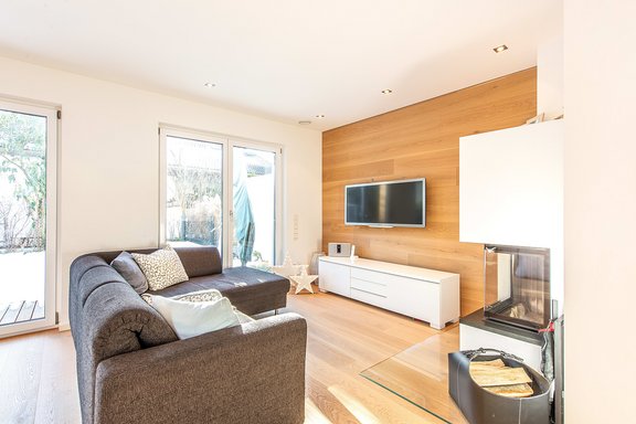 Wohnzimmer mit offenem Kamin