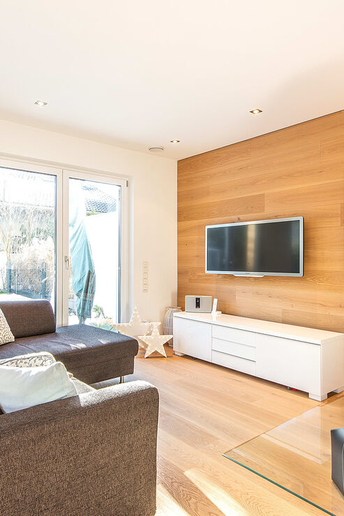 Wohnzimmer mit offenem Kamin