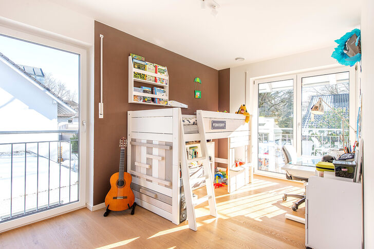 Kinderzimmer mit Blick in den Südgarten