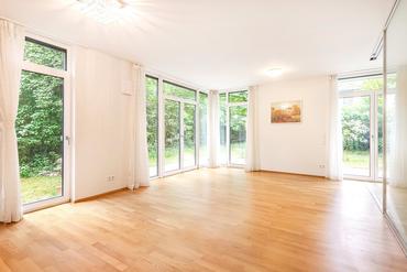 Modern, very well cut garden apartment with 4 rooms in sought-after, central location