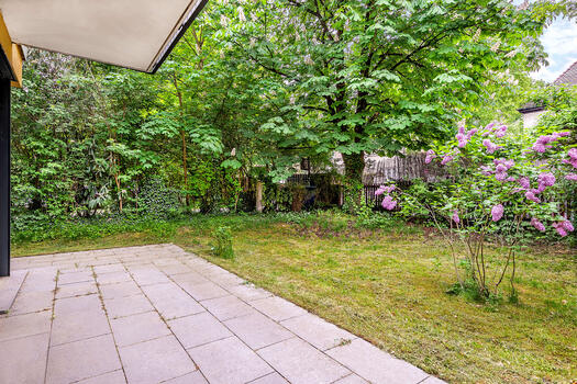 Terrasse mit schön eingewachsenem Garten