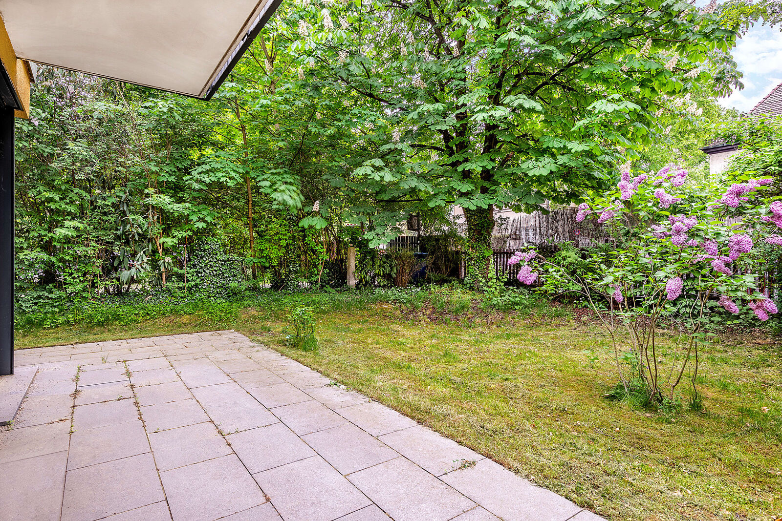 Terrasse mit schön eingewachsenem Garten