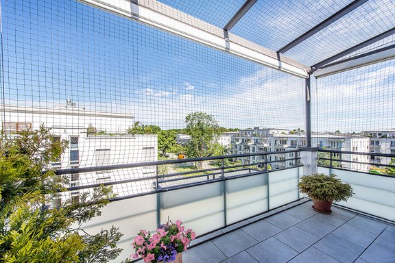 Balkon (Netze können problemlos entfernt werden)