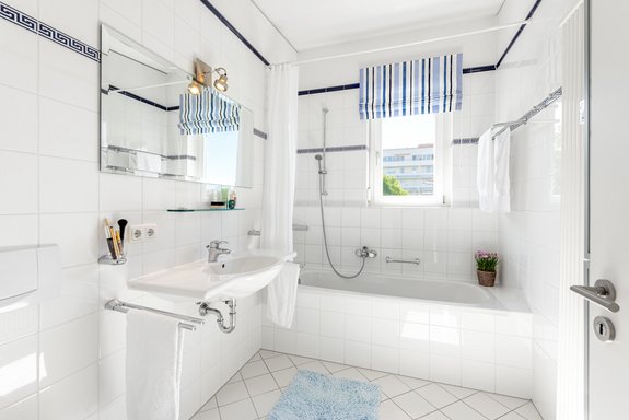 Weiß gefliestes Tageslicht-Bad