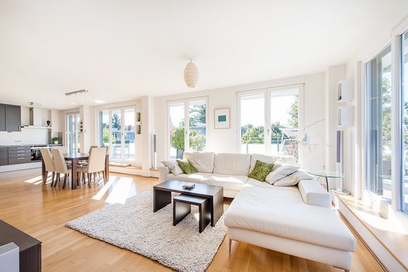 Großzügiges Wohnzimmer mit offener Küche