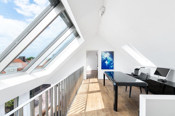 Sonnige Galerie als Homeoffice