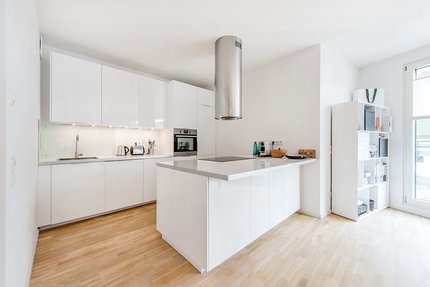 Moderne Einbauküche mit Markengeräten