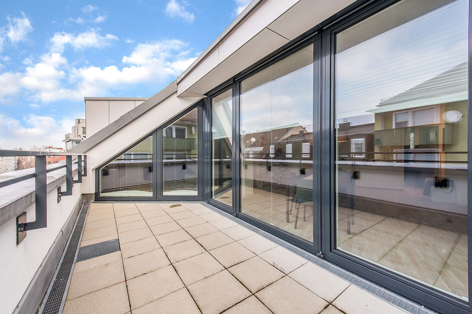 Dachterrasse im geschützten Atrium-Stil
