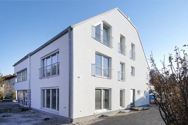 Modern and bright semi-detached house with tasteful furnishing