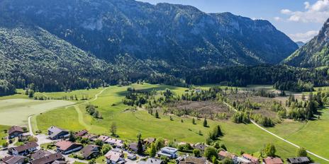Moderne Villa im Chiemgau mit Alpenblick, Schwimmteich und Almhütte