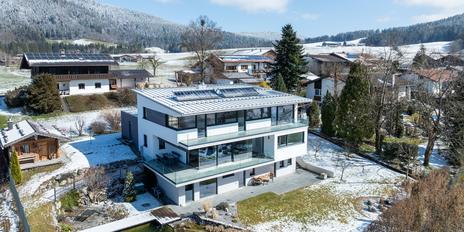 Moderne Villa im Chiemgau mit Alpenblick, Schwimmteich und Almhütte