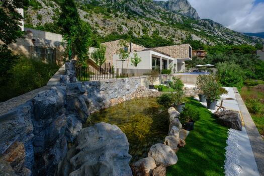 Architektur zwischen Bergkulisse und Meer