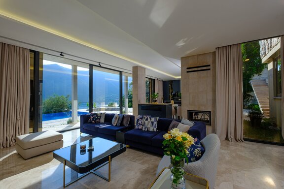 Wohnbereich mit Kamin und Aussicht