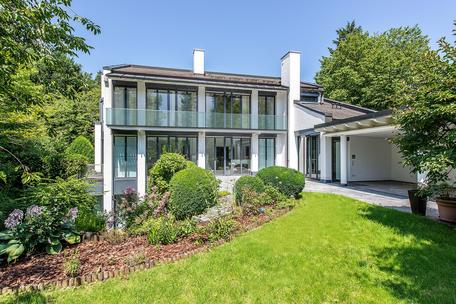 Moderne Villa mit Schwimmhalle auf ca. 1.232 m² Parkgrundstück in ruhiger Bestlage
