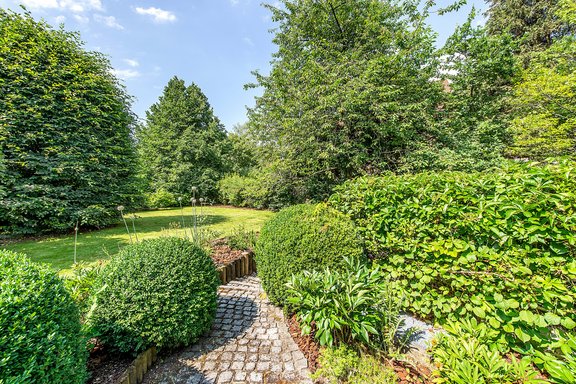 Park-like, tastefully landscaped garden